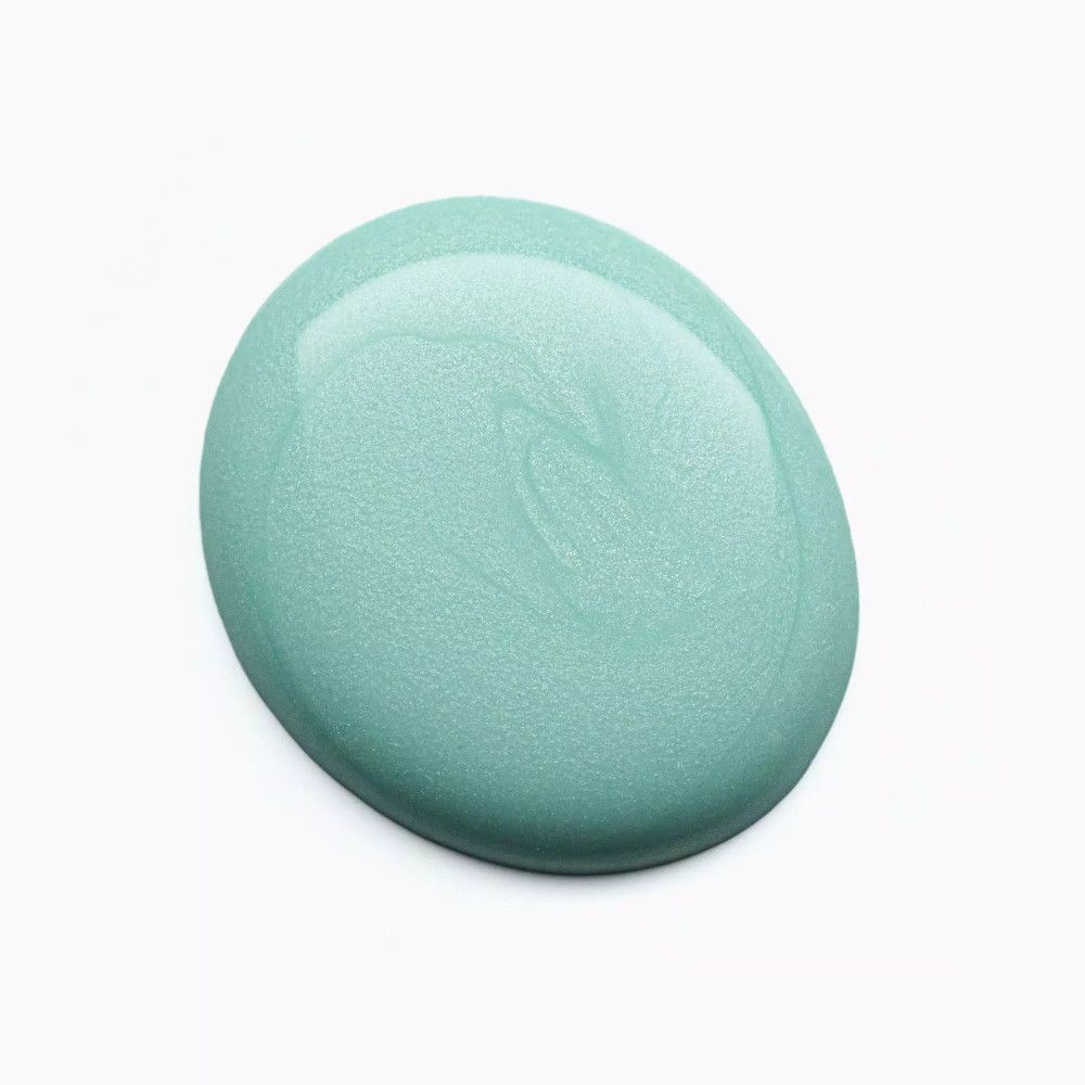 Tache de vernis à ongles vert clair. Surface brillante. Sur fond blanc.