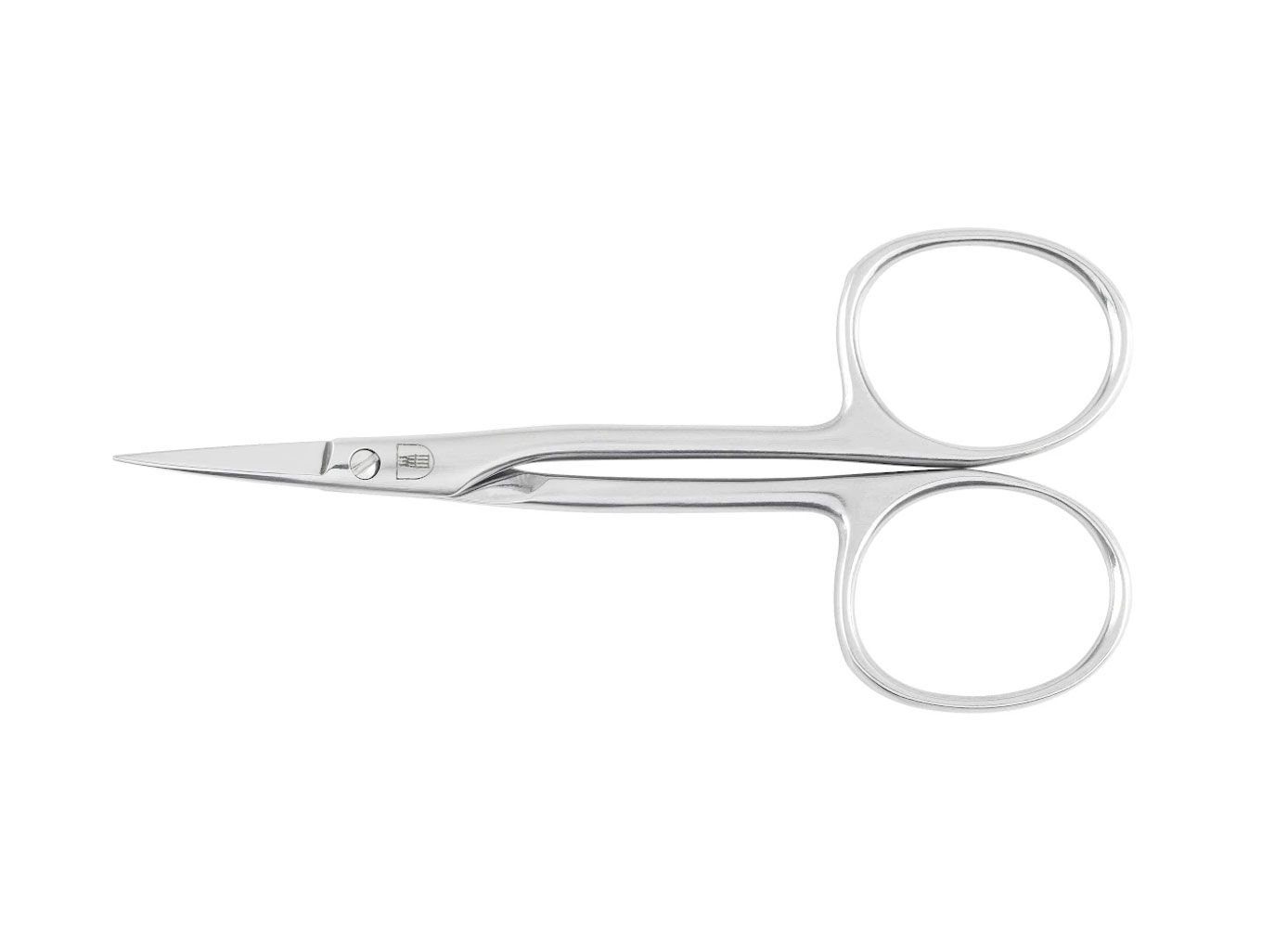 Ciseaux à cuticules en métal. Lames incurvées et poignées rondes. Sur fond blanc.