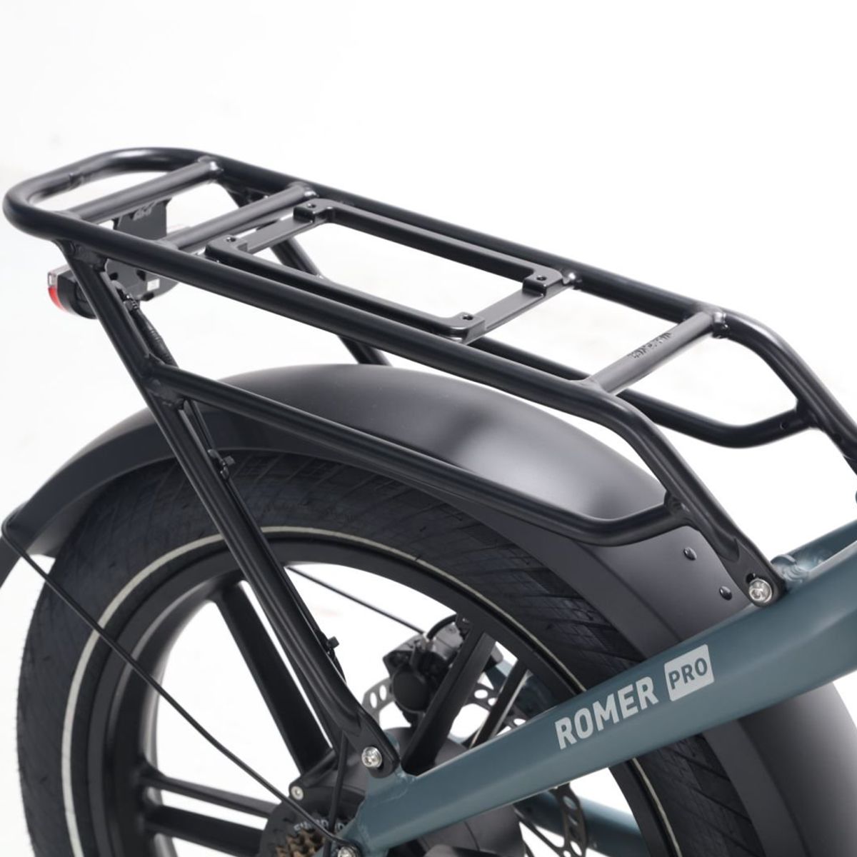 Bagagedrager achter. Zwart frame. Romer Pro-logo.