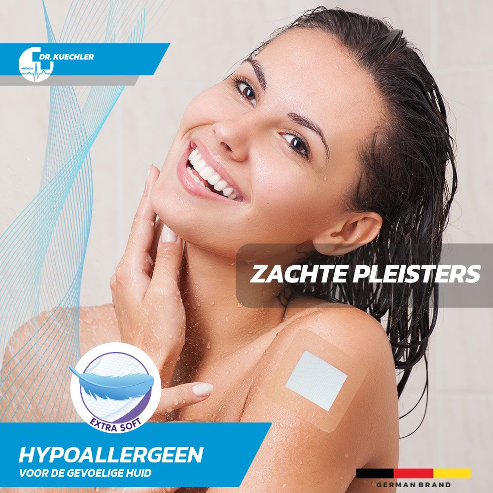 Vrouw onder douche met pleister op schouder. Voor gevoelige huid, extra zacht.