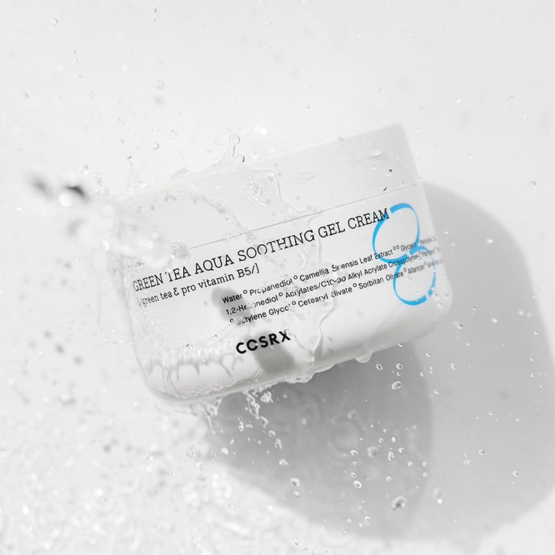 Witte pot besproeid met water. Opschrift 'Green Tea Aqua Soothing Gel Cream' en 'COSRX'. Blauwe accenten.