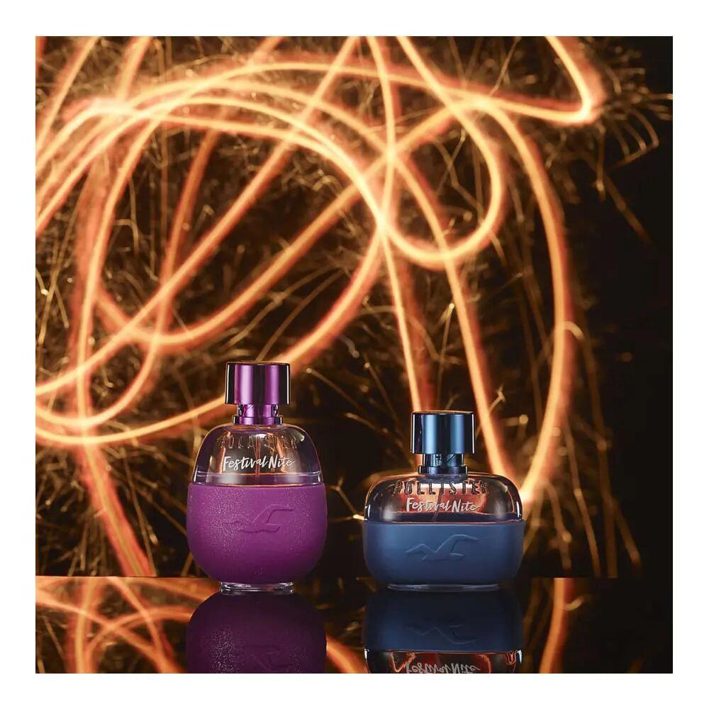 Twee flacons: paars en blauw. Opschrift: Hollister Festival Nite. Achtergrond: gouden lichteffecten.