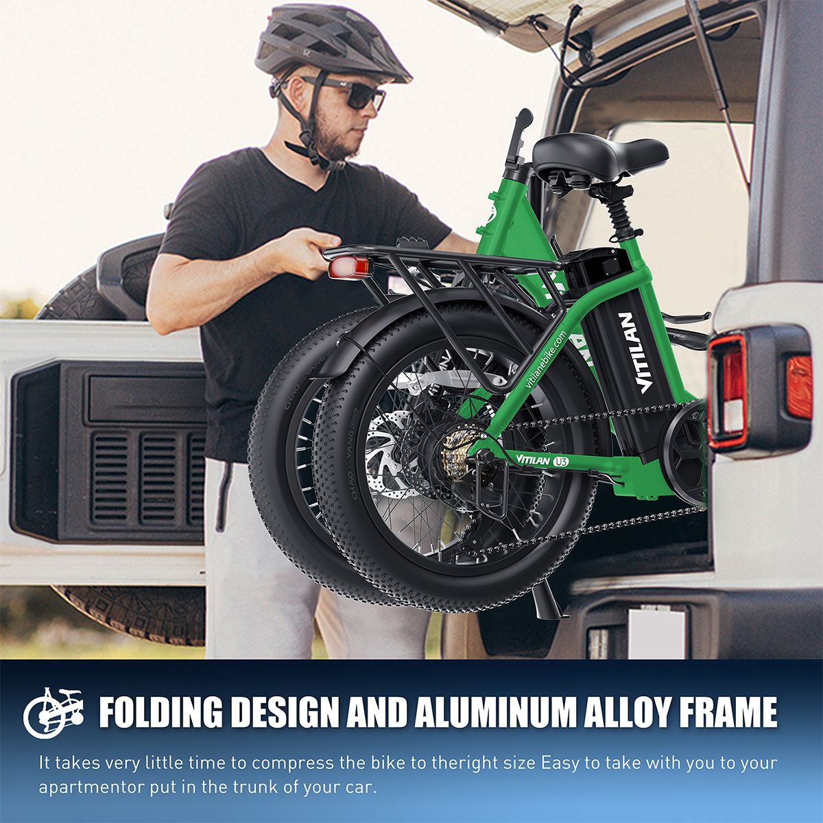 Groene opvouwbare e-bike in kofferbak. Aluminium frame, zwarte banden, bagagerek. Man met helm en bril.