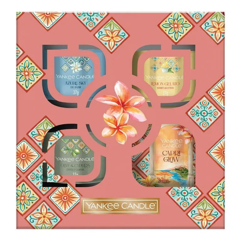 Coffret cadeau Yankee Candle. Boîte rose avec motifs floraux et découpes. Quatre bougies votives visibles.