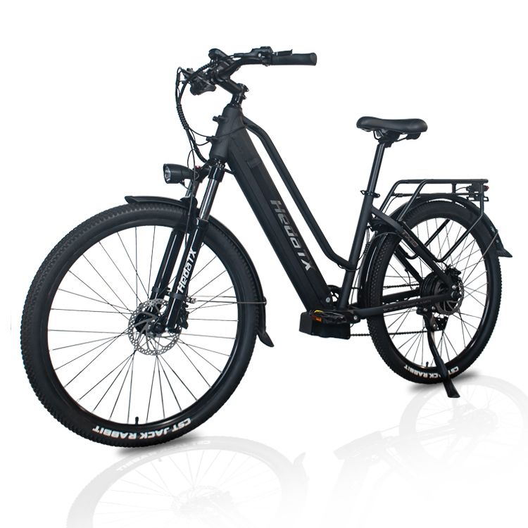 Zwarte e-bike met bagagedrager, spatborden en koplamp. Hedatx TXC10-opschrift op het frame.