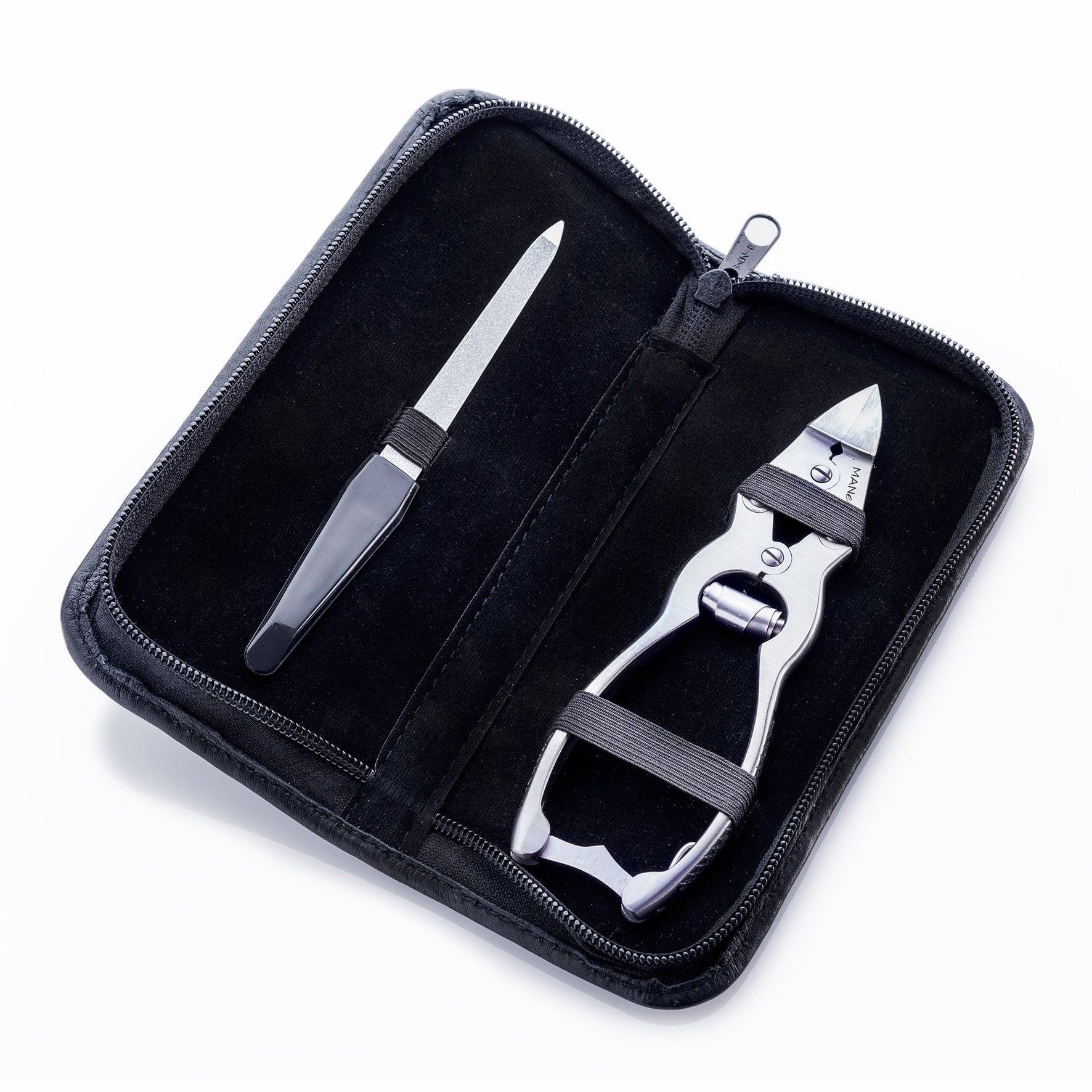 Étui noir ouvert avec fermeture éclair, contenant une lime à ongles et une pince coupante en métal. Fond noir.