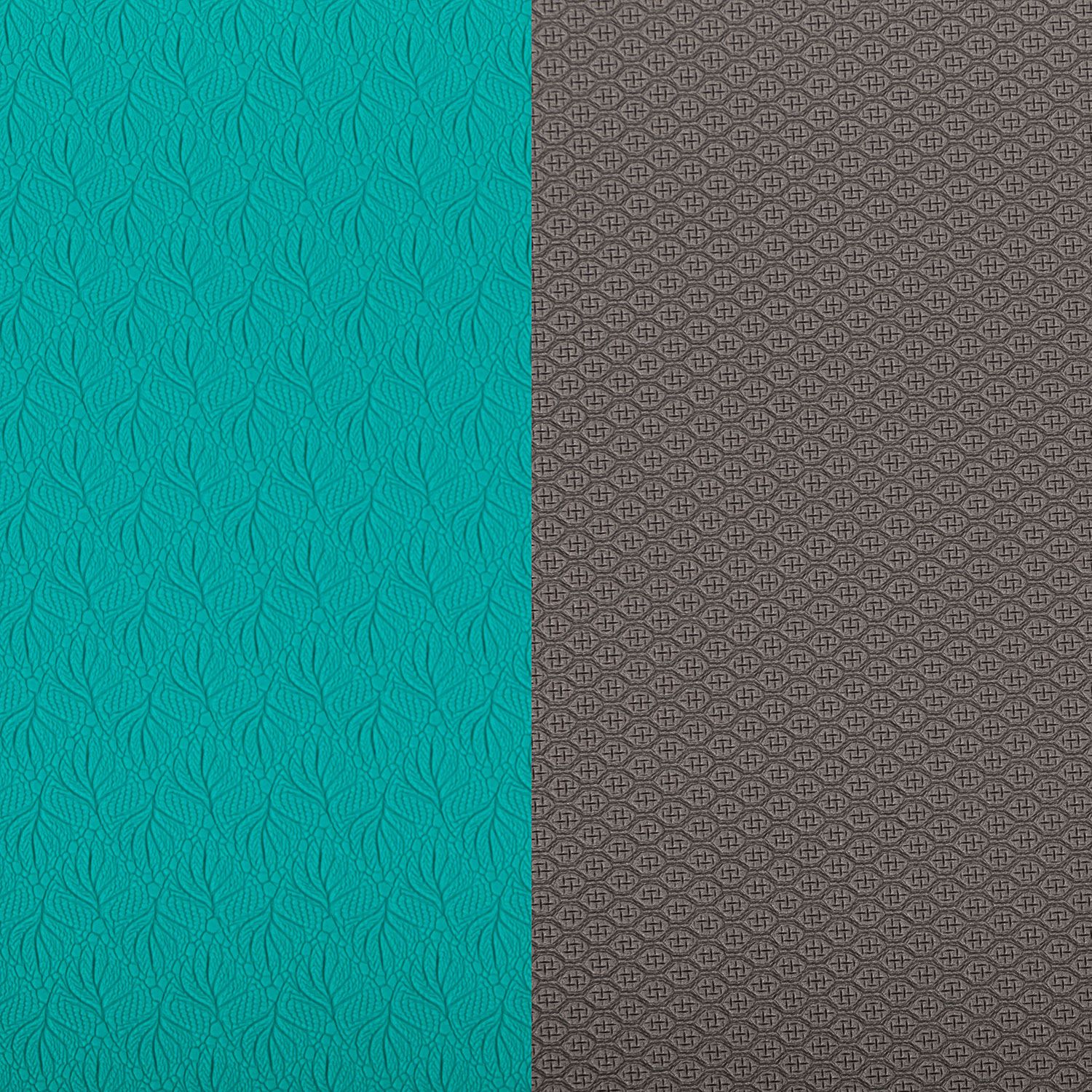 Twee zones van een yogamat: turquoise met bladerpatroon en grijs met geometrisch patroon. Close-up.