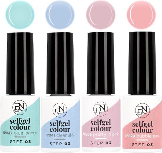 Quatre flacons de vernis semi-permanent PN Selfcare Set, avec bouchons colorés et couleurs de vernis à ongles. Couleurs : bleu, bleu clair, rose, rose.