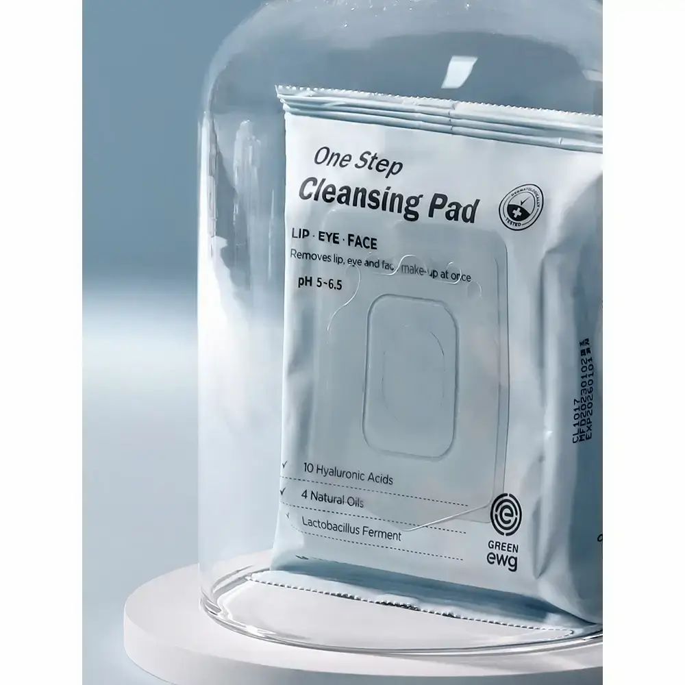 MIZON One Step Reinigingspads onder een glazen stolp, op een wit voetstuk.