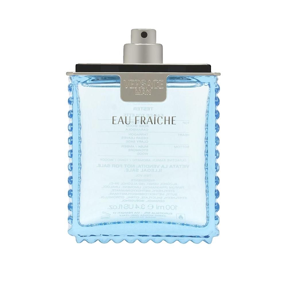 Lichtblauwe parfumfles met zilveren verstuiver. Opschrift "Versace Man Eau Fraiche". Rechthoekig ontwerp met blauwe parelrand.