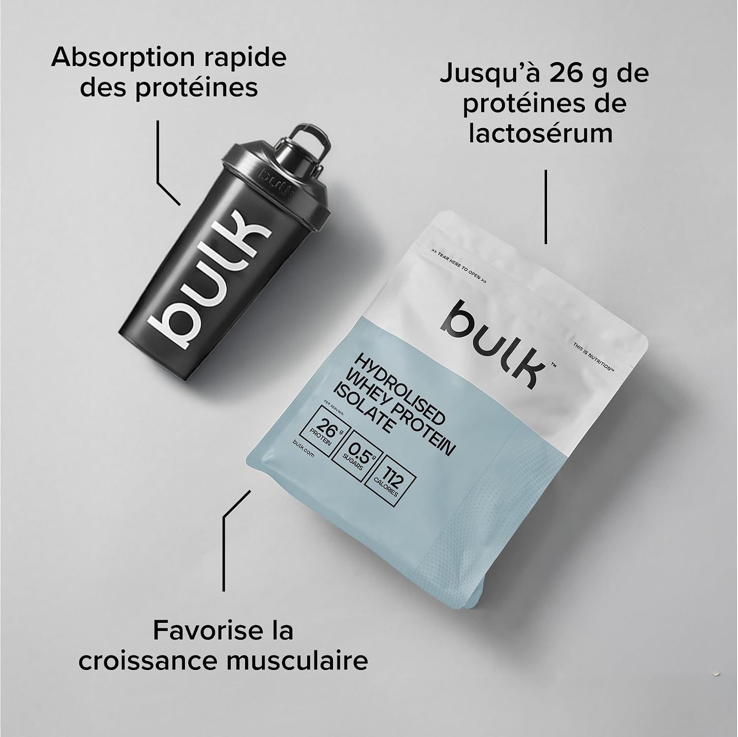 Un shaker noir et un sachet de Bulk Hydrolised Whey Protein Isolate.