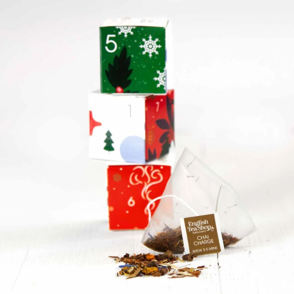Drie theeadventskalenderdozen gestapeld. English Tea Shop Chai Charge theezakje. Piramidezakje. Wintermotieven.