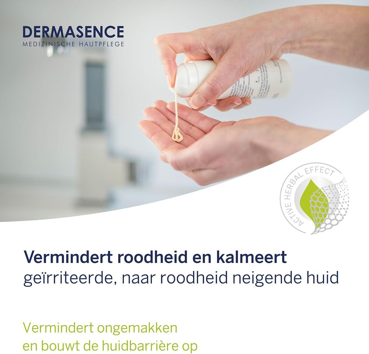 Een hand drukt op een witte fles om een lichtgele crème in de andere hand te doseren. DERMASENCE logo linksboven.