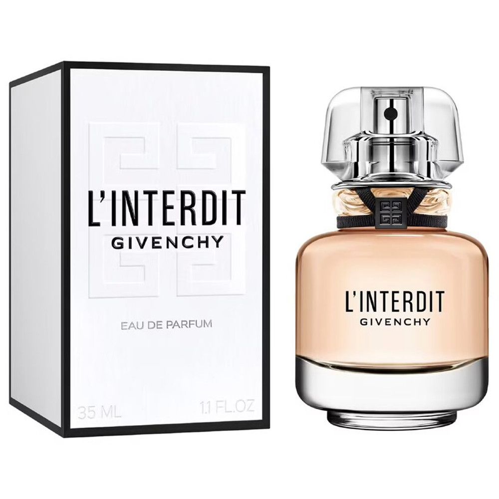 Flacon de parfum et emballage. Flacon avec contenu rose, bouchon argenté. Emballage blanc avec texte noir.