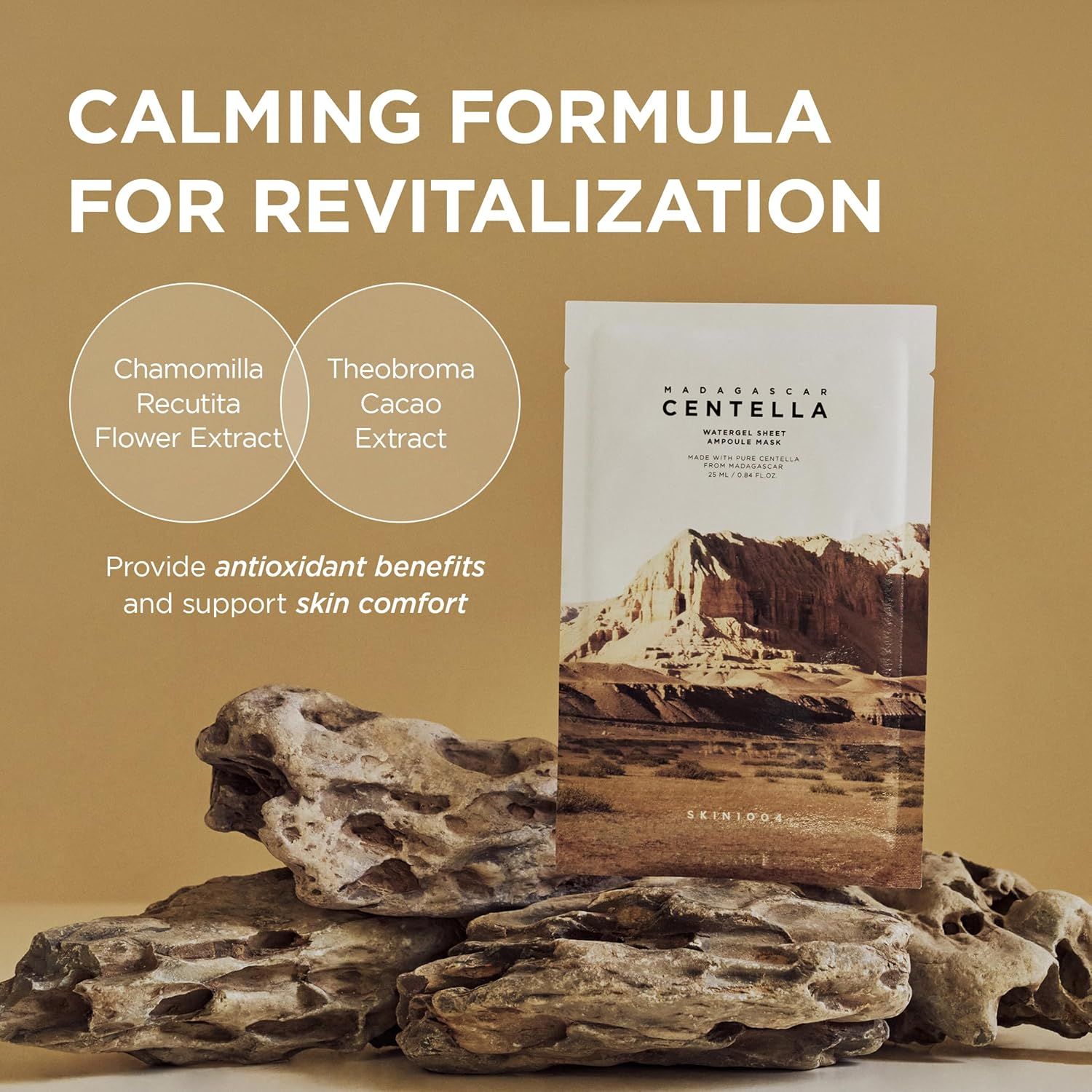 Emballage du produit sur des pierres. Texte : CALMING FORMULA FOR REVITALIZATION. Ingrédients : Chamomilla Recutita Flower Extract, Theobroma Cacao Extract.
