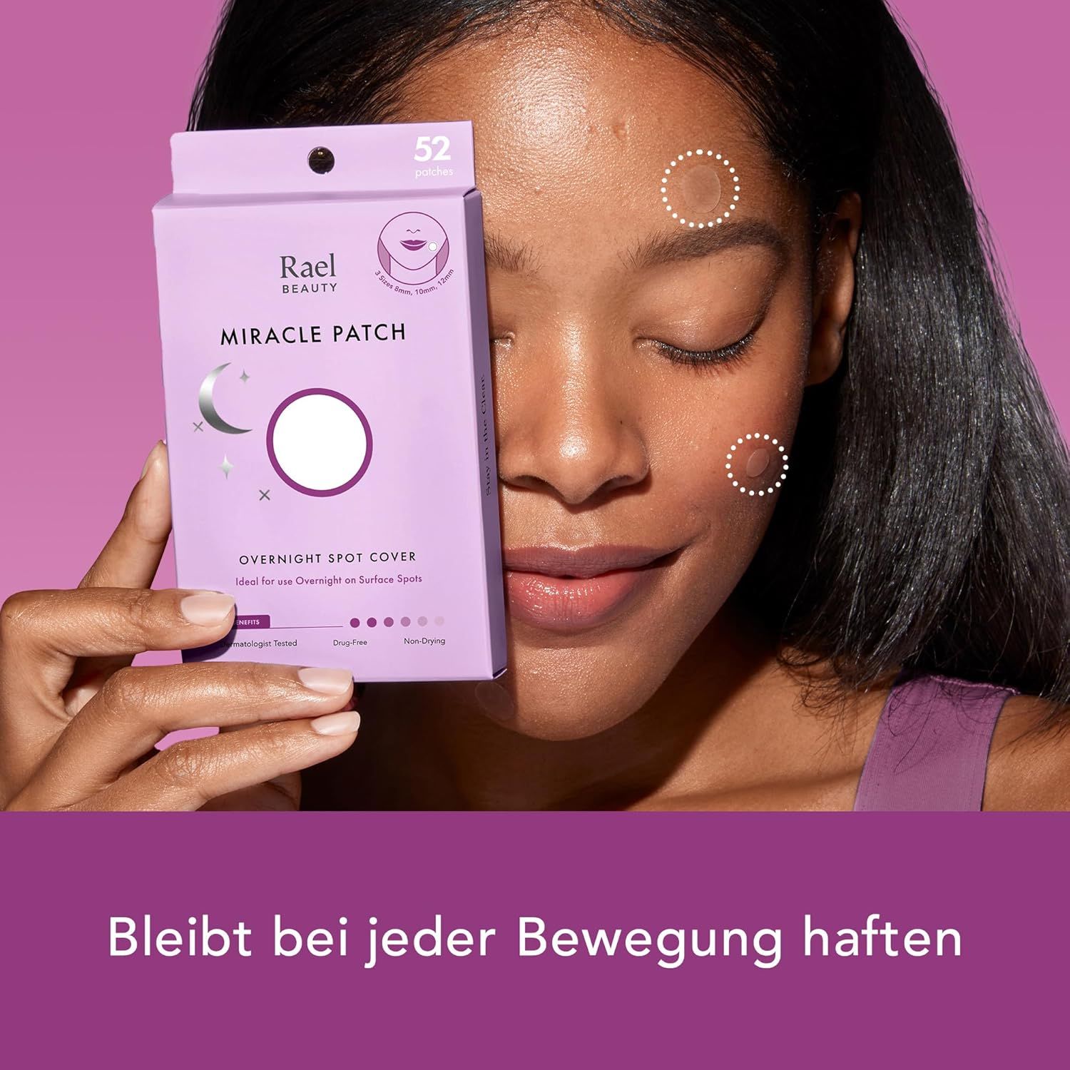 Een vrouw houdt een verpakking vast. Opschrift: Rael Beauty Miracle Patch. Op de verpakking staan 52 pleisters afgebeeld.