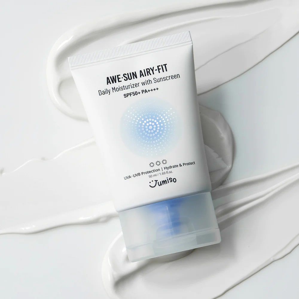 Witte tube met blauwe dop. Opschrift: AWE-SUN AIRY-FIT Daily Moisturizer with Sunscreen SPF50+ PA++++. Op crème achtergrond.