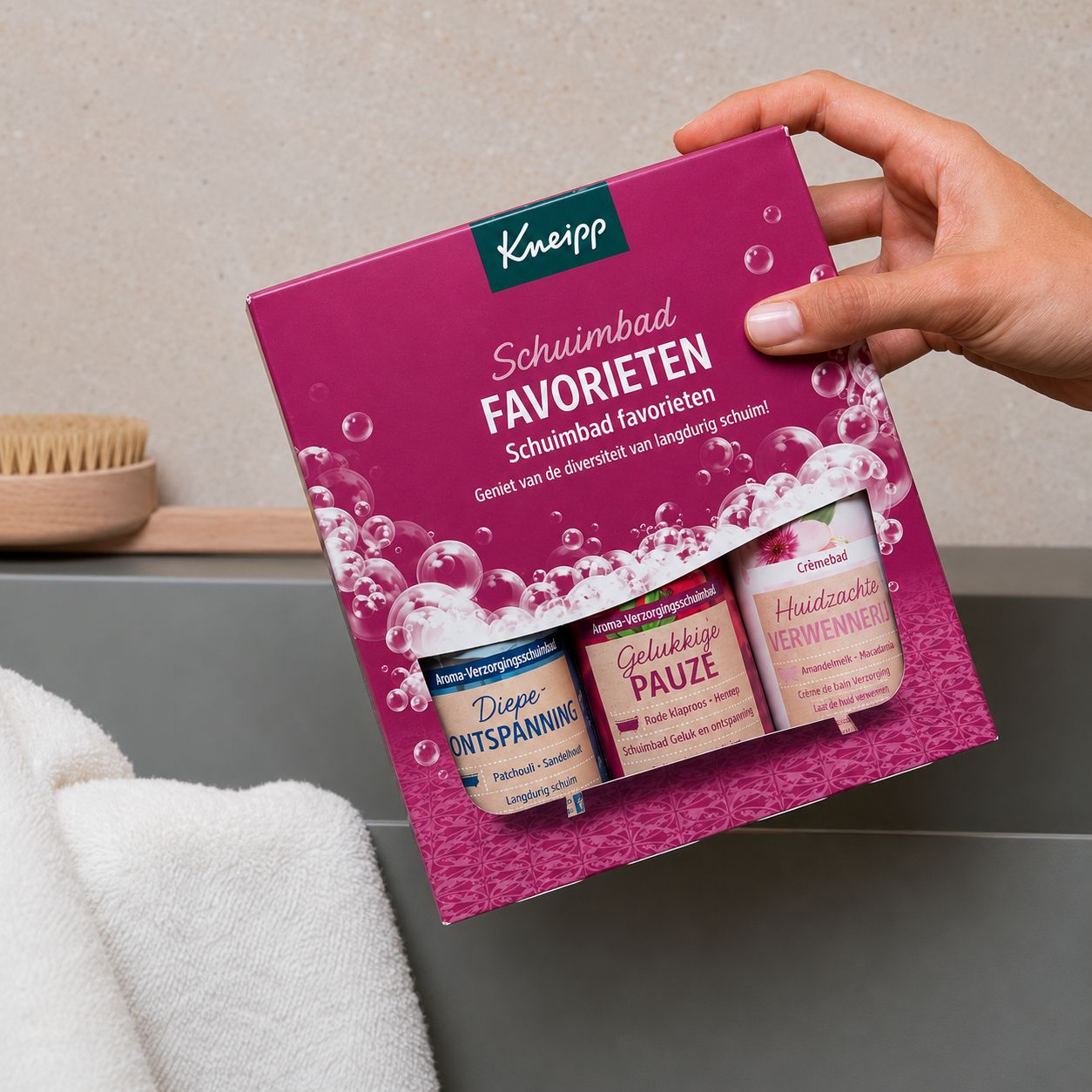 Kneipp Geschenkset Schaumbad Favorieten, vastgehouden door een hand.