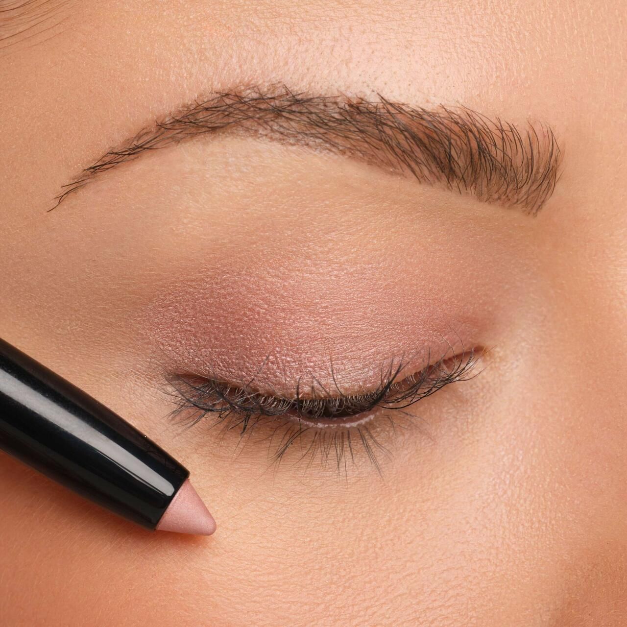 Œil avec fard à paupières rose appliqué. Artdeco High Performance Eyeshadow Stylo utilisé. Sourcil visible.