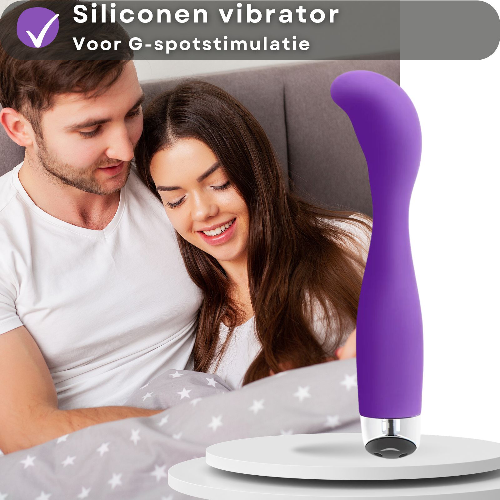 Paarse vibrator. Tekst: Siliconen vibrator, voor G-spot stimulatie. Koppel in bed. Op sokkel.