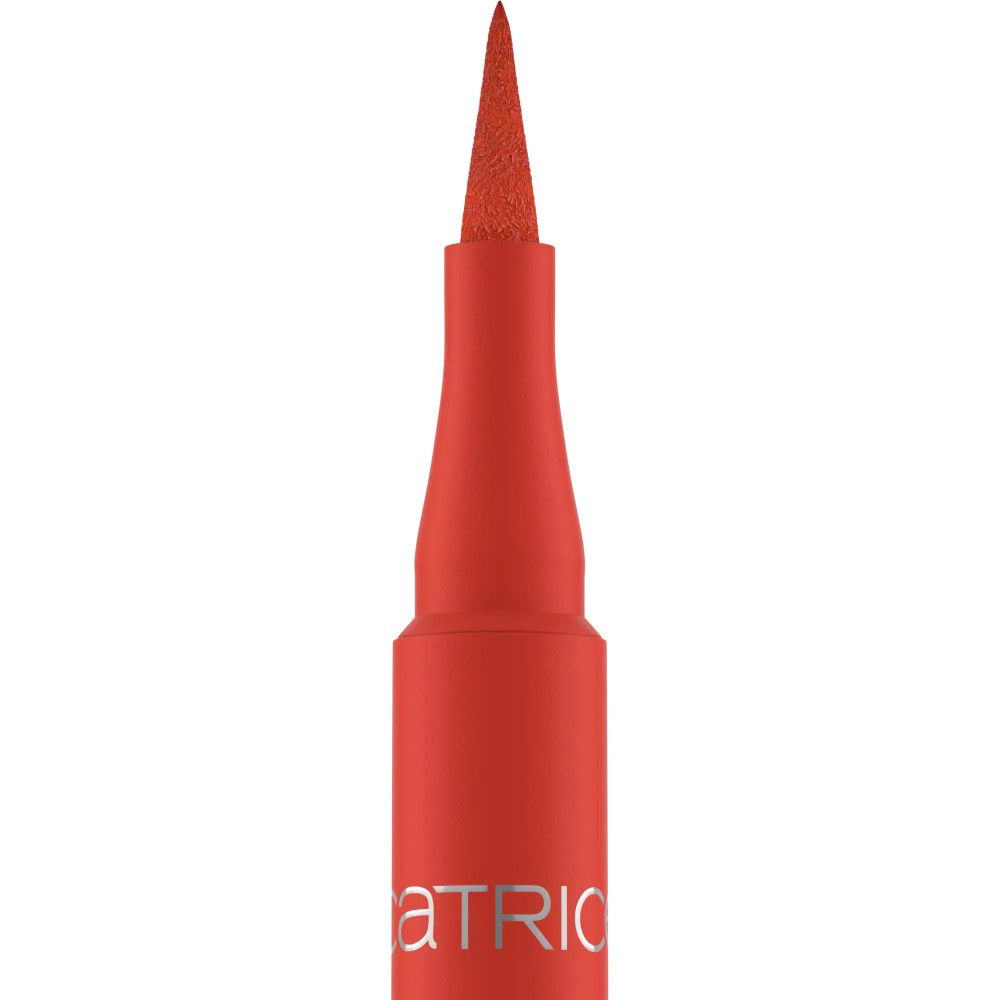Gros plan sur l'applicateur d'un eyeliner rouge. Marque : CATRICE.
