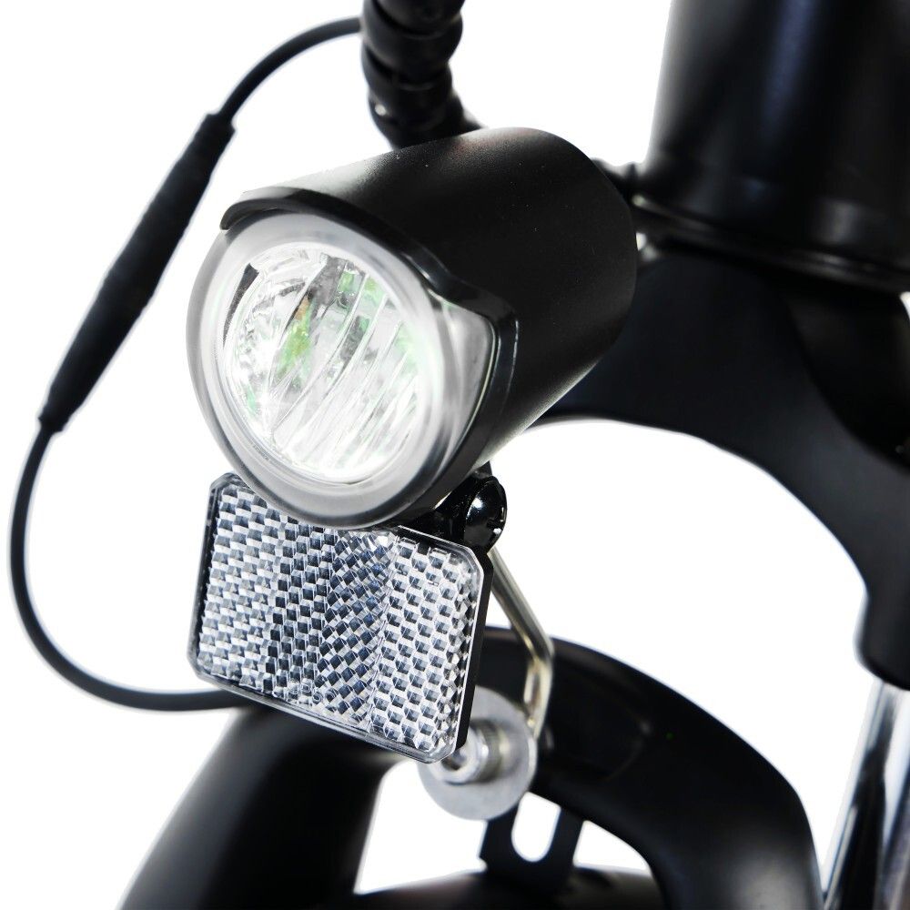 Gros plan sur le phare et le réflecteur d'un vélo électrique noir.