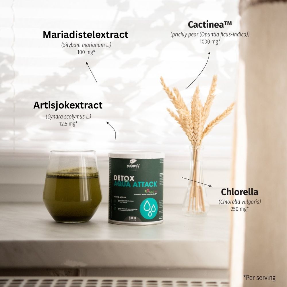 Pot Detox Aqua Attack, naast glas met groene drank. Ingrediënten: Artisjokextract, Mariadistel, Chlorella, Cactinea.