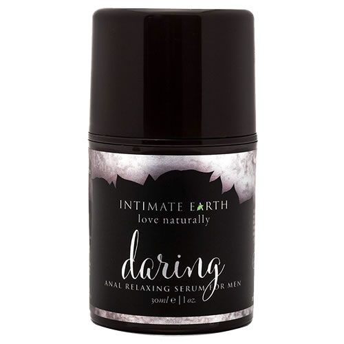 Cilindrische fles met zwarte dop. Label met tekst: Intimate Earth, daring, Anal Relaxing Serum for Men. Zilveren accenten.