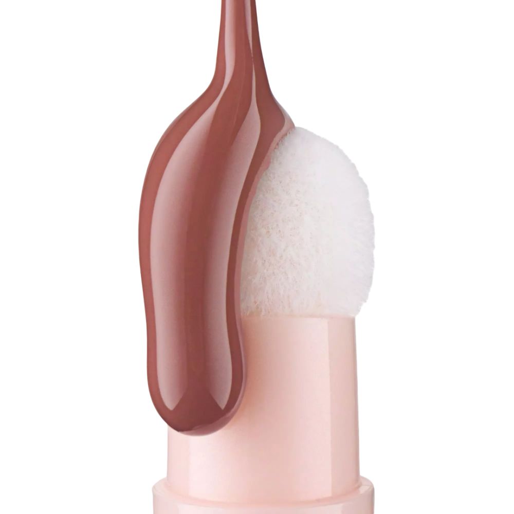 Applicator met lipolie. Roze applicator met witte spons. Lipolie druppelt. Merk: CATRICE.