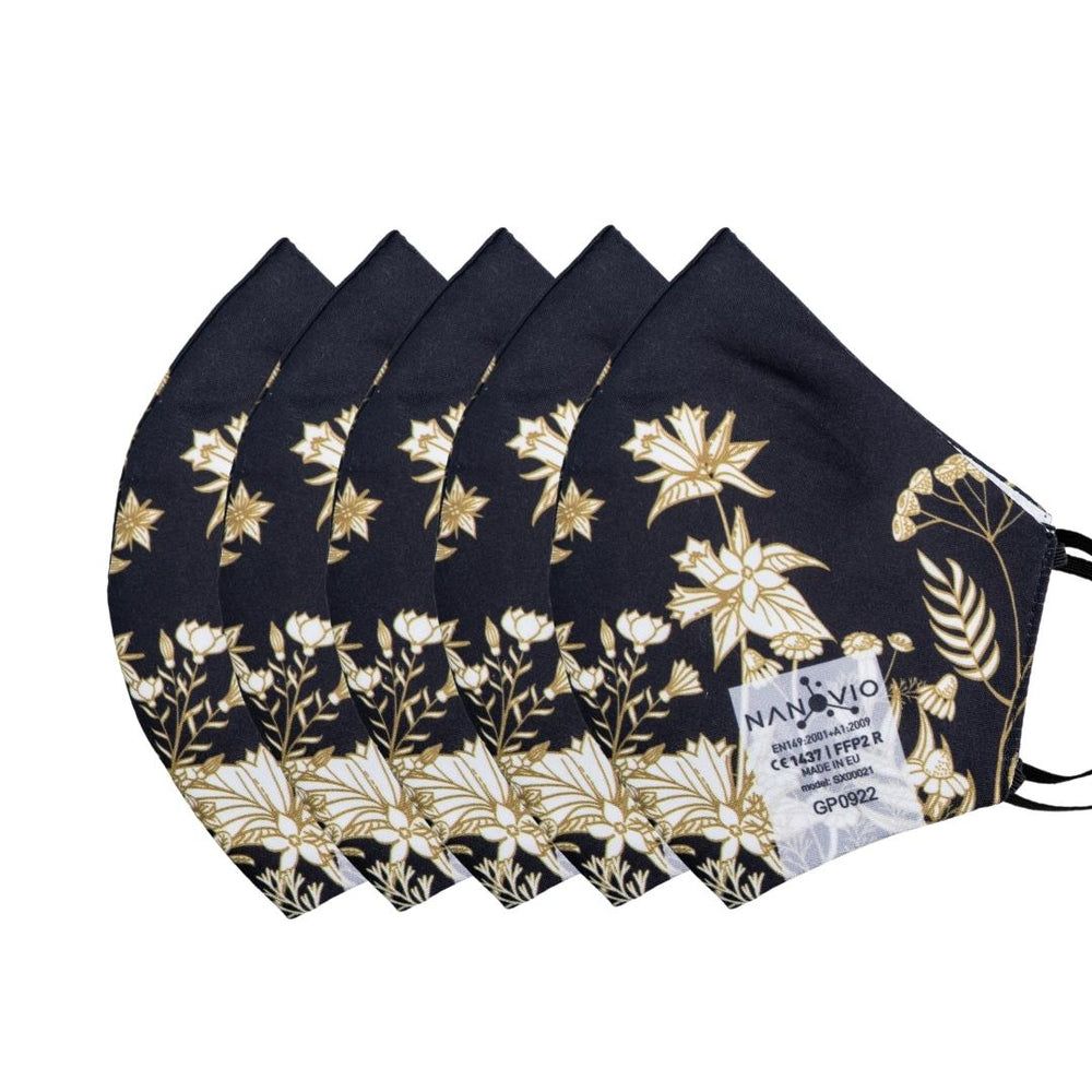 Zes maskers met bloemenpatroon. Zwarte maskers met gouden bloempatronen, label "NANOVIO" en certificeringen.