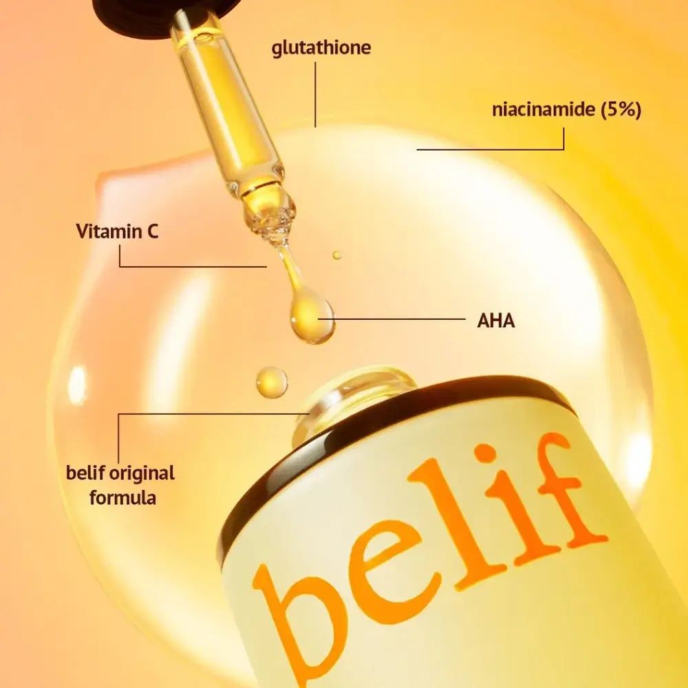 Druppelaar laat serum met niacinamide en vitamine C op fles vallen.