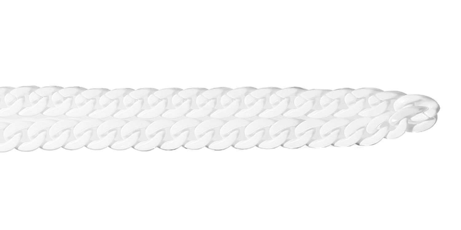 Close-up van een witte brilketting. De ketting bestaat uit verbonden, ovale schakels. De achtergrond is wit.