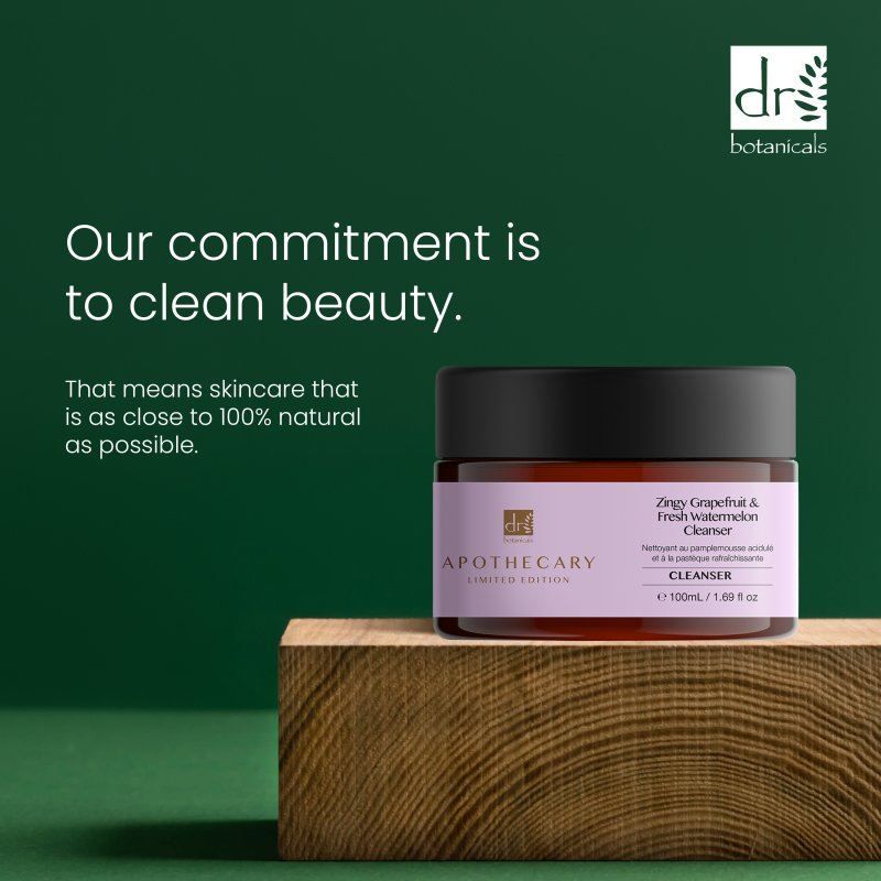 Gel nettoyant Dr. Botanicals : engagement envers la beauté propre. Pot en verre sur bois.