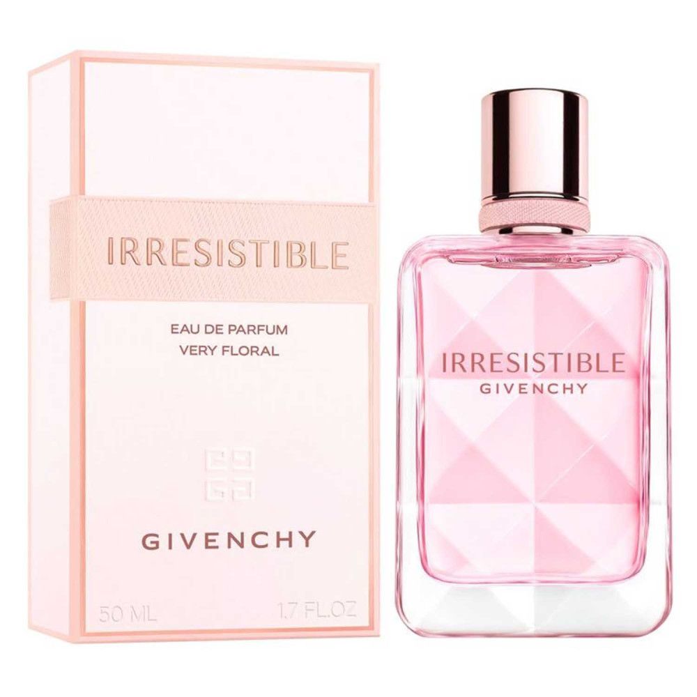 Parfumfles en verpakking. Vierkante roze fles met opschrift. Roze verpakking met opschrift.