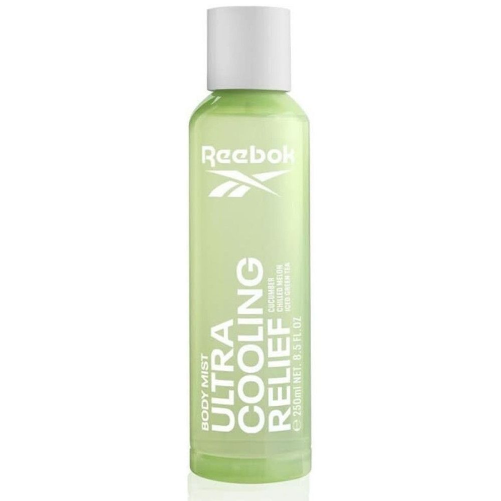 Flacon spray vert avec bouchon blanc. Logo Reebok et texte 'Ultra Cooling Relief'. Texte: concombre, melon d'eau, thé vert.