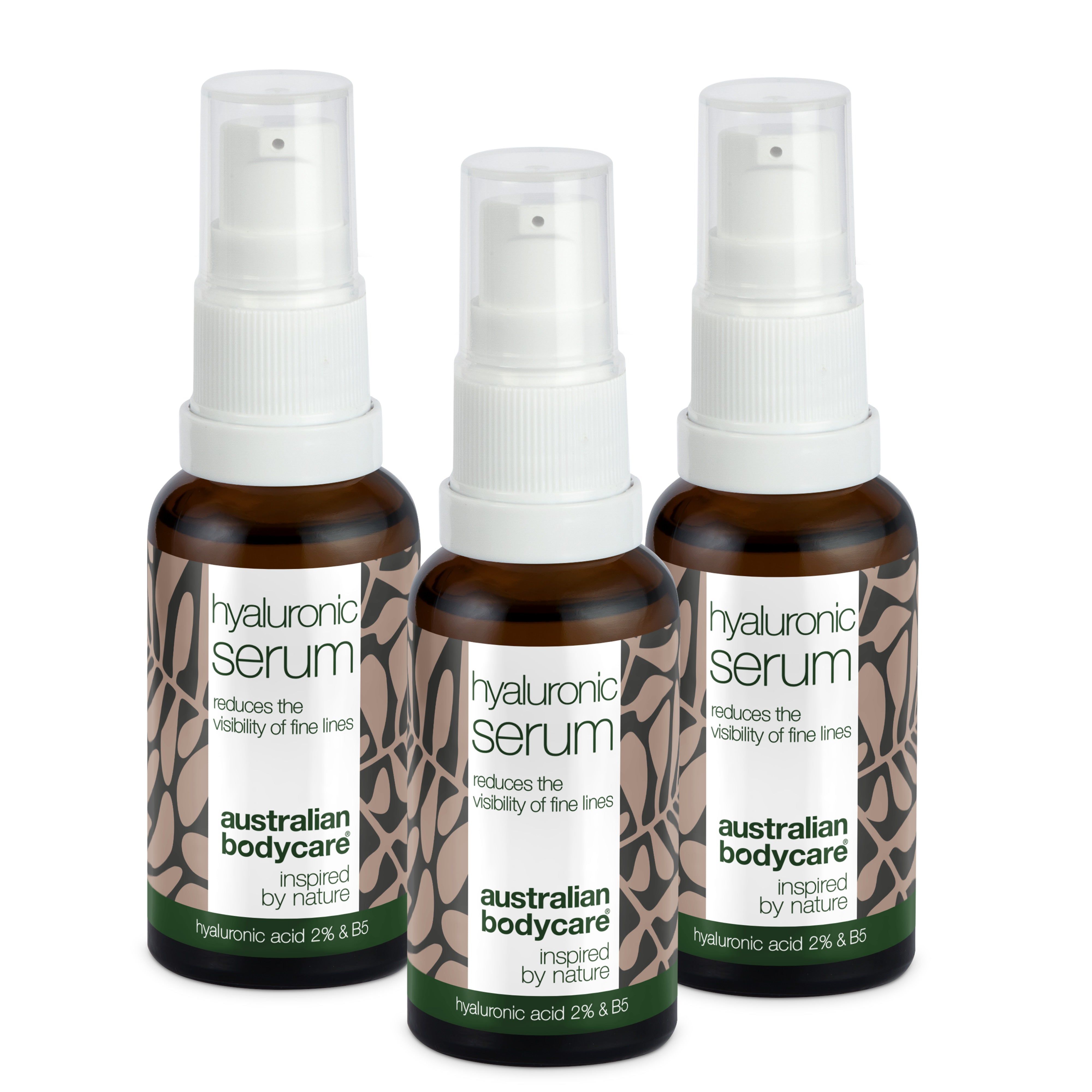 Trois flacons de sérum avec vaporisateur blanc. Inscription : Hyaluronic Serum, Australian Bodycare.