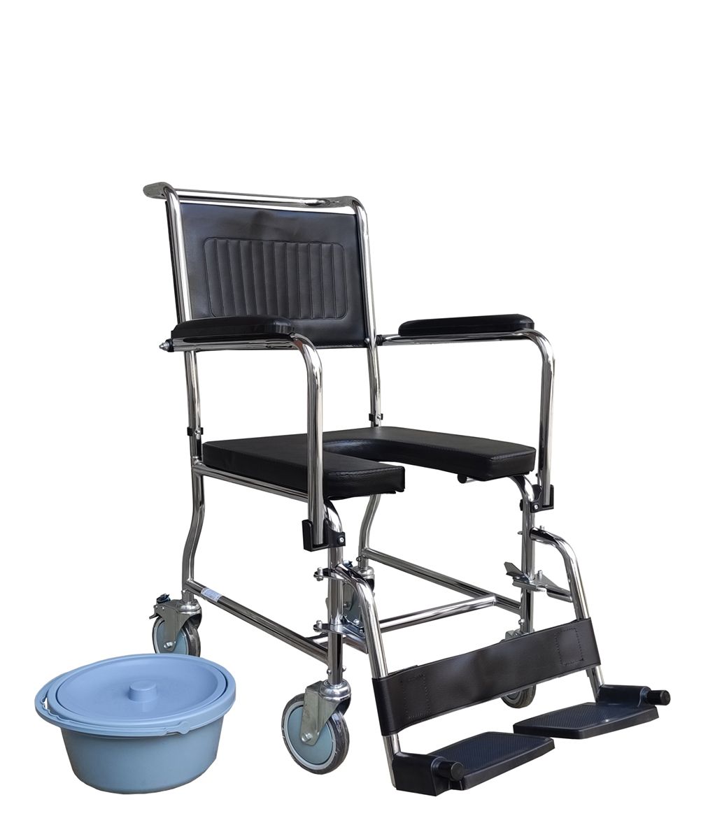 Toiletstoel met gewatteerde zitting, rugleuning, armleuningen en voetsteunen. Verchroomd frame, vier wielen. Emmer ernaast.