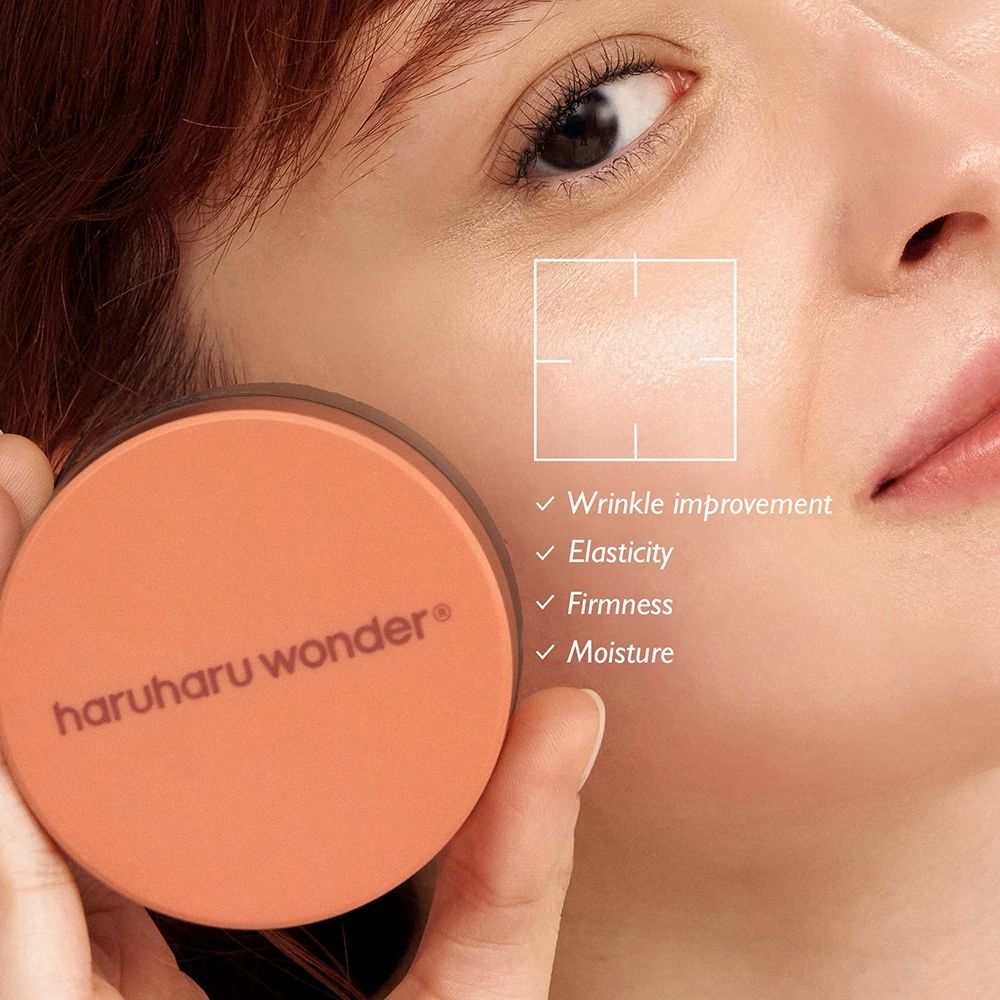 Personne tenant un pot de crème. Visage avec zones mises en évidence. Texte avec avantages.