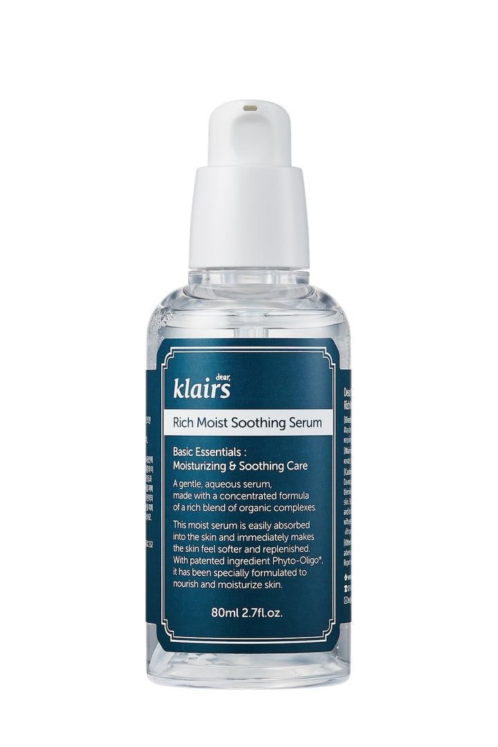 Klairs Rich Moist Soothing Serum. Transparante fles met witte pomp. Blauw etiket met tekst. 80ml 2.7 fl.oz.