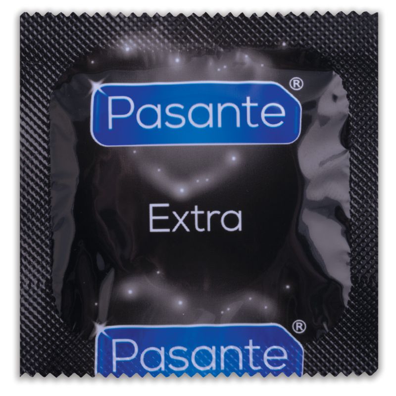 Emballage d'un préservatif Pasante Extra. Fond noir, logo et texte.