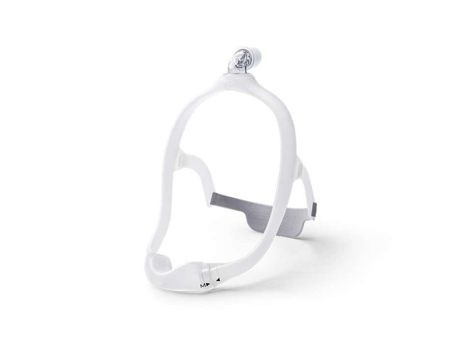 Witte hoofdband met neusmasker en uitademventiel. Grijze band. Op witte achtergrond.