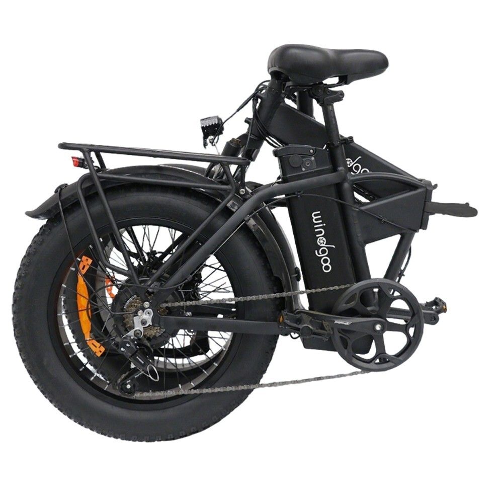 Opgevouwen zwarte elektrische fiets met brede banden. Merk "windgoo" zichtbaar op de accu.