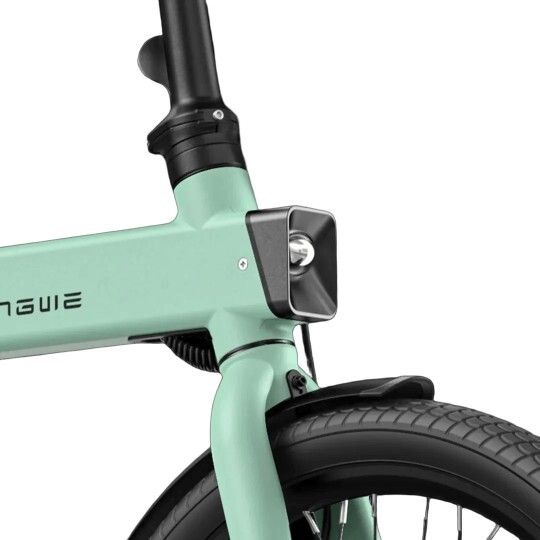 Cadre de vélo vert clair avec phare et pneu noir. Inscription ENGWE visible.