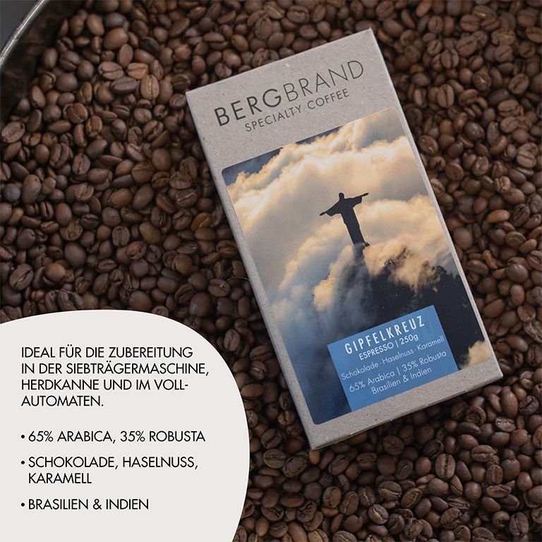 Paquet de café BERGBRAND Specialty Coffee. Texte : Espresso, 65% Arabica, 35% Robusta. Sur grains de café.