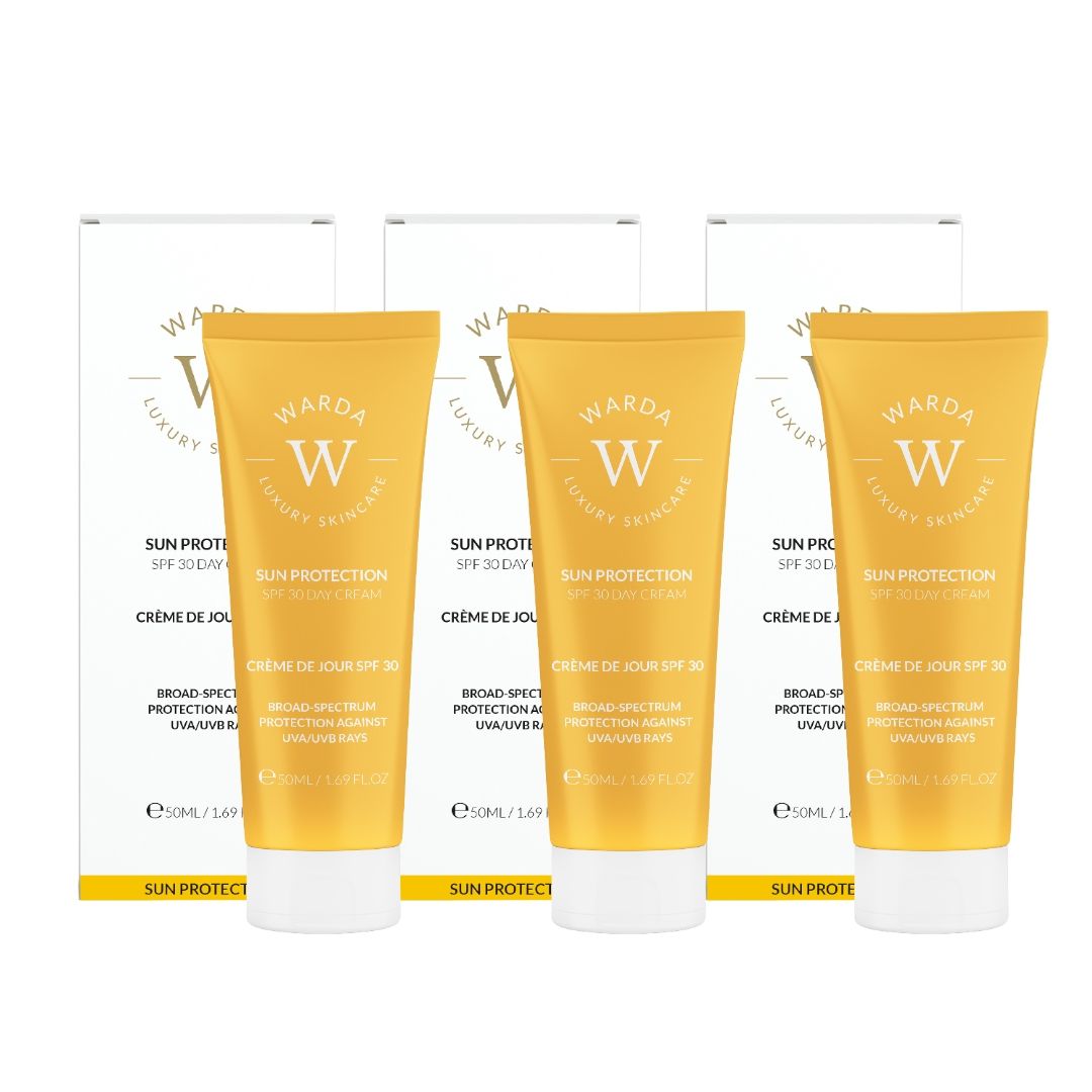 Trois tubes jaunes et trois boîtes blanches. Inscription: Warda Luxury Skincare, Sun Protection SPF 30 Day Cream.
