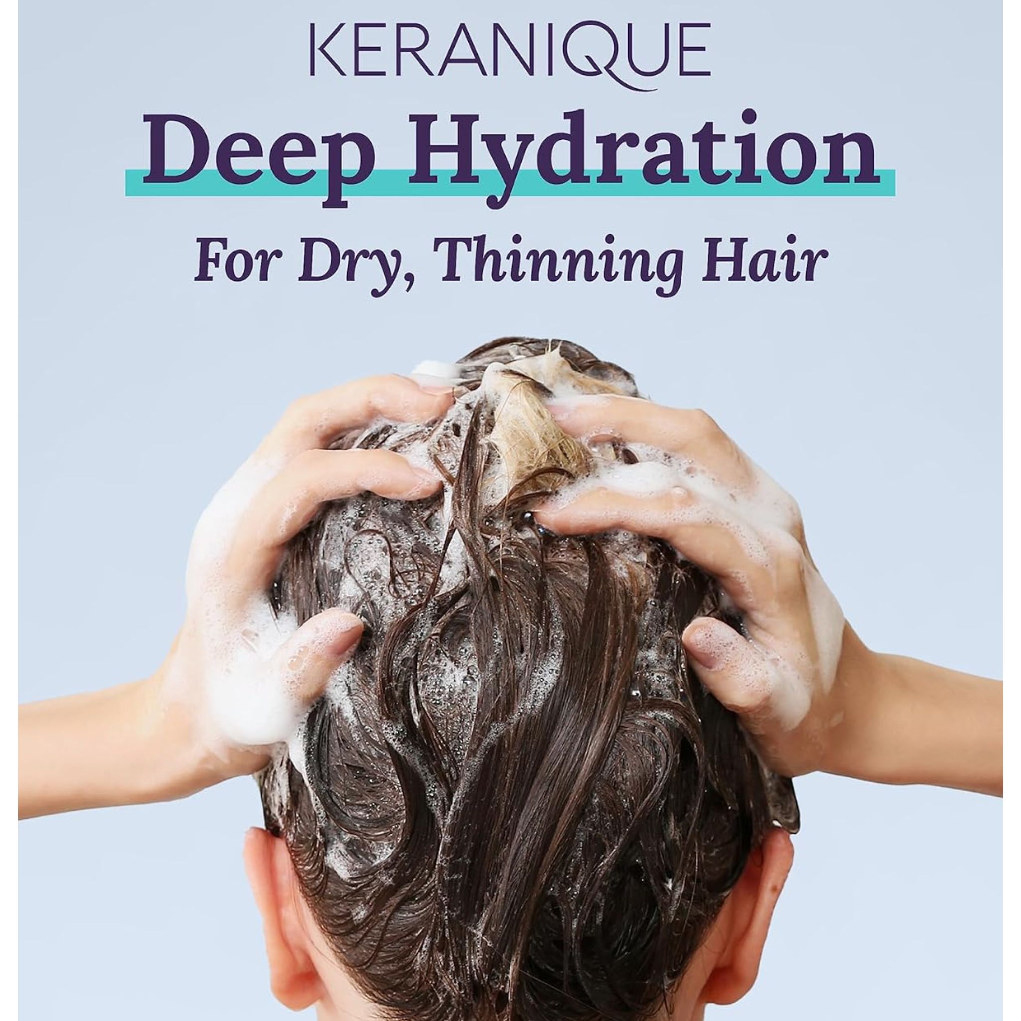 Handen wassen haar met schuim. Lichtblauwe achtergrond. Tekst: Keranique, Deep Hydration, For Dry, Thinning Hair.