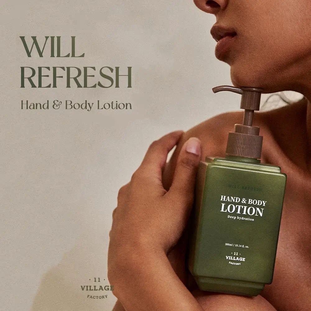 Persoon houdt een groene lotionfles met bruine pomp vast. Opschrift: Hand & Body Lotion. Merk: VILLAGE 11 FACTORY.