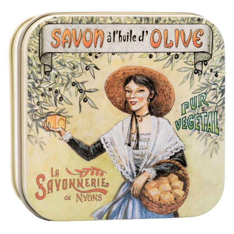 Boîte métallique carrée illustrée. Femme avec chapeau et panier, inscription "SAVON à l'huile d'OLIVE" et "La Savonnerie de Nyons".
