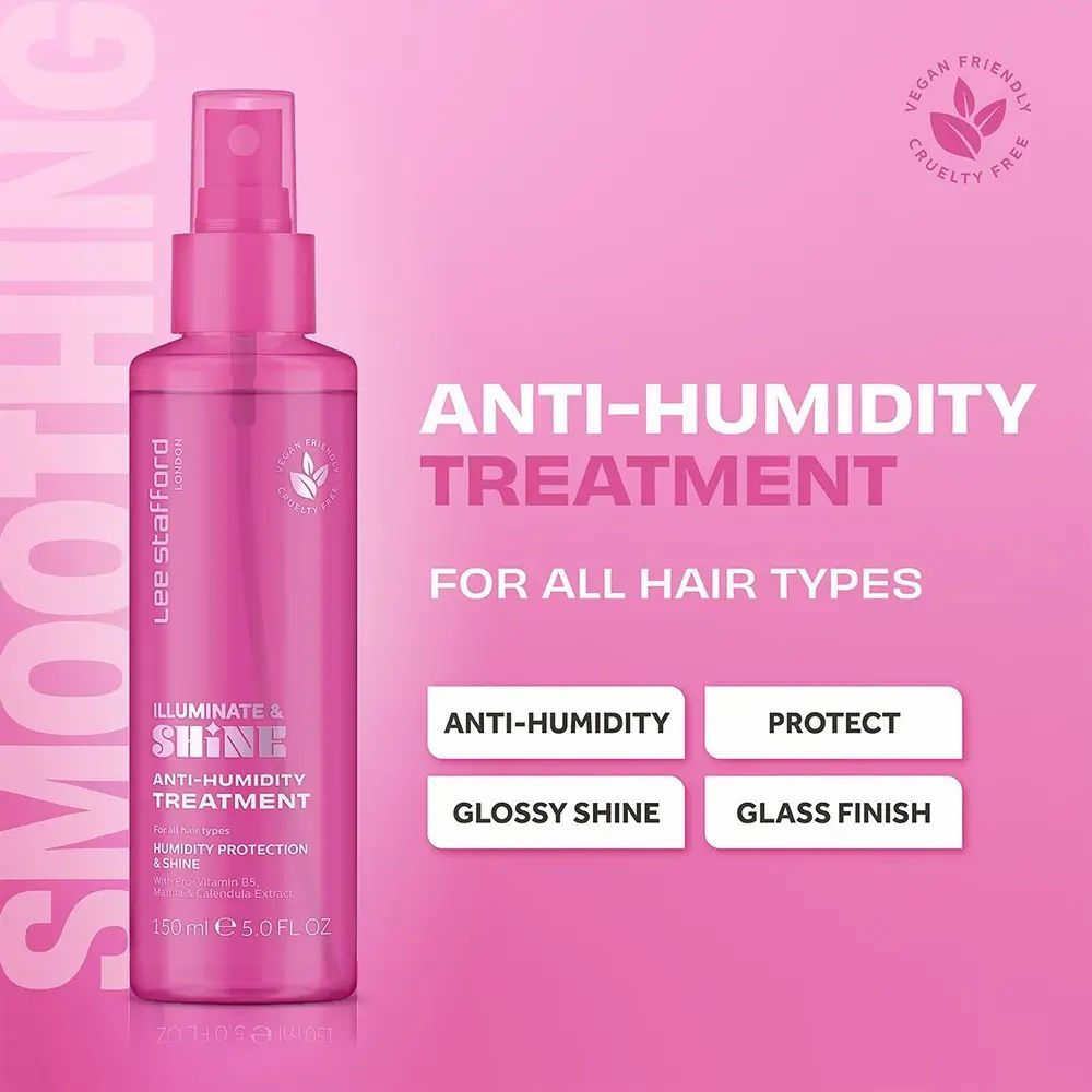 Roze haarsprayfles. Tekst: Anti-Humidity Treatment, voor alle haartypes. Glossy Shine, Glass Finish. Lee Stafford logo. Vegan.