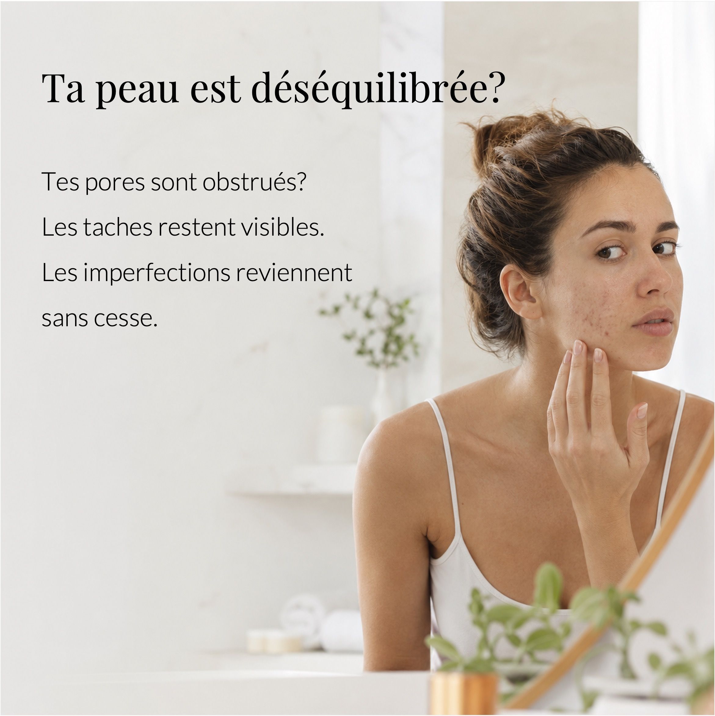 Femme touchant son visage. Texte: Votre peau est déséquilibrée? Miroir en arrière-plan.